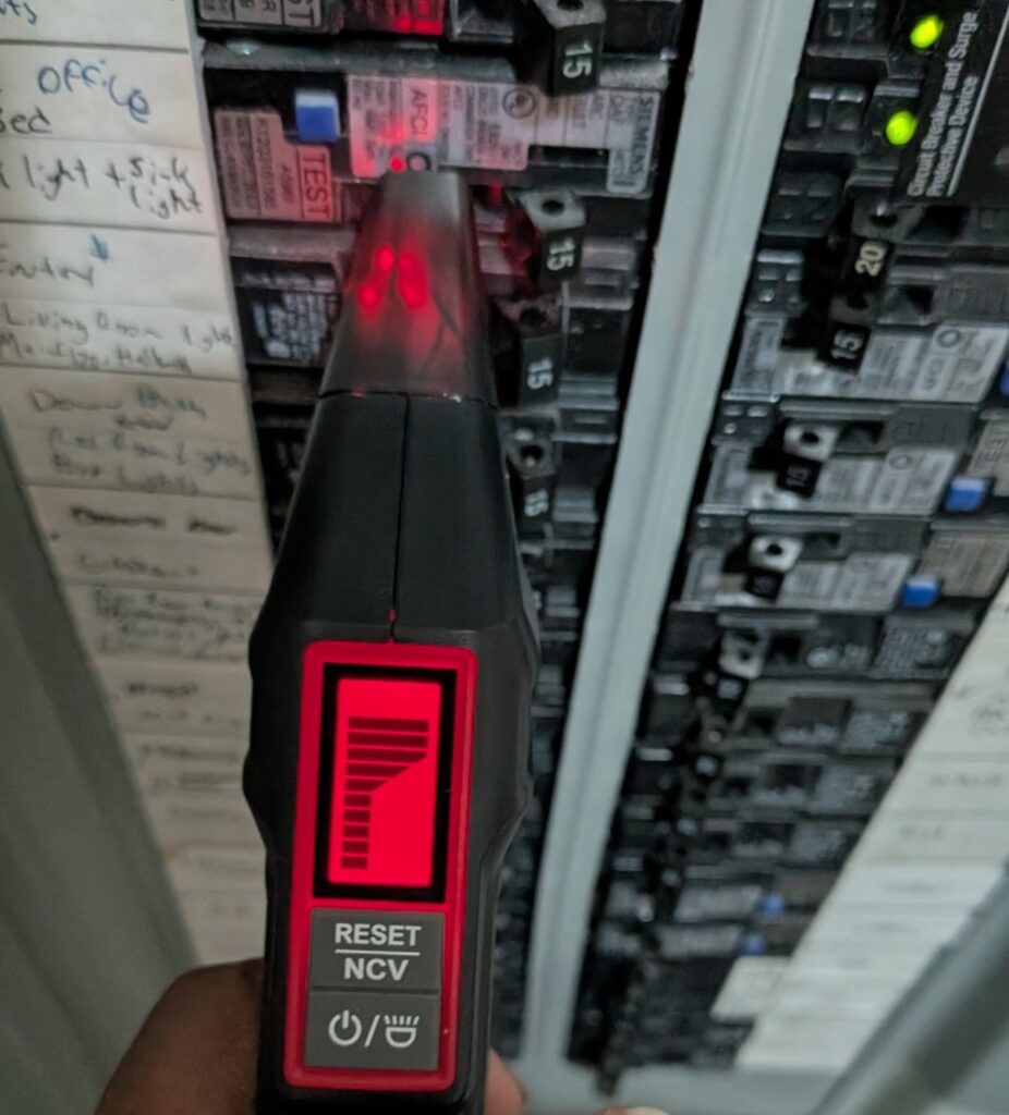 KT301P turns red when it detects the right circuit